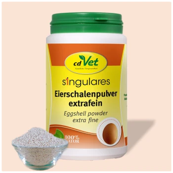 Behälter mit cdVet Eierschalenpulver, beschriftet mit "Eierschalenpulver extrafein" und einer kleinen Schüssel mit dem Pulver daneben, mit der Angabe "100% Natur."