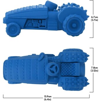 Blaues Gummispielzeug in Form eines Traktors, mit strukturierten Oberflächen und großen Rädern, mit Abmessungen gekennzeichnet: 15,9 cm x 7,8 cm x 6,7 cm.