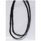 Schwarze Haustierleine mit verstellbaren Clips, flach auf einem weißen Hintergrund ausgelegt.