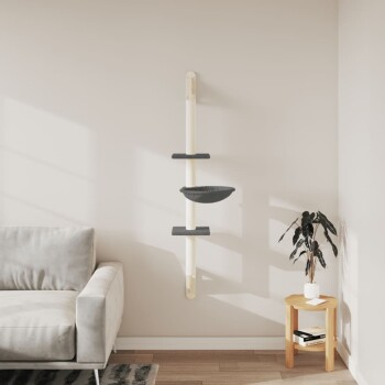 Ein moderner Katzenbaum mit einem weißen vertikalen Pfosten, drei dunkelgrauen Regalen und einer gemütlichen Schüssel, vor einer hellen Wand in einem stilvollen Wohnzimmer.