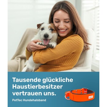 Eine Person in einem senfgelben Pullover hält einen kleinen Hund mit einem orangefarbenen Halsband. Text: 'Tausende glückliche Haustierbesitzer vertrauen uns.'