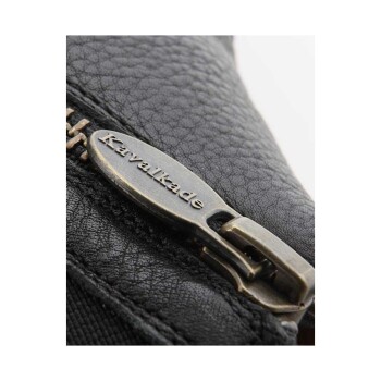 Nahaufnahme eines schwarzen Lederreißverschlusses mit einem bronzenen Ziehgriff, der mit "Kavalikade" graviert ist.