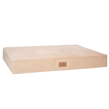 Beige rechteckige Haustierliege mit einer weichen Oberfläche und einem kleinen Holzlabel, das "tierfando" liest.