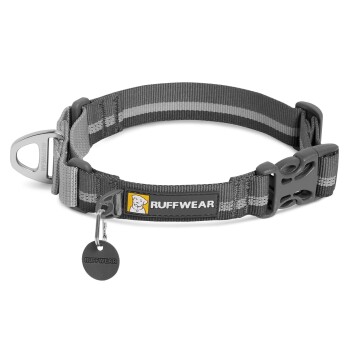 Graues Hundehalsband mit reflektierenden Streifen, mit einer Metallschnalle und einem Anhänger mit dem "RUFFWEAR"-Logo.