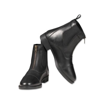 Ein Paar stilvolle schwarze Leder-Stiefeletten mit seitlichem Reißverschluss und elastischen Einsätzen, vor einem weißen Hintergrund präsentiert.