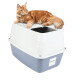 Orange gestreifte Katze, die auf einer weiß-grau überdachten Katzentoilette mit der Beschriftung 'GarPet' liegt.