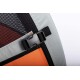 Nahaufnahme einer Haustiertrage mit einer schwarzen Schnalle, Netzpaneelen und lebhaftem orange-grauen Stoff, die ihre Designdetails zeigt.