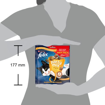 Eine Person hält eine 200g Tüte Felix Party Mix Katzenleckerlis, mit einer verspielten schwarz-weißen Katze auf der Verpackung.