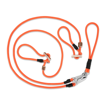 Orange doppelte Hundeleine mit Metallclips und Holzperlen-Akzenten vor schwarzem Hintergrund.