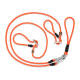 Orange doppelte Hundeleine mit Metallclips und Holzperlen-Akzenten vor schwarzem Hintergrund.