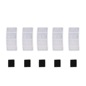 Fünf Ersatzfilterpads für Haustierwasserbrunnen, mit weißen und grauen Schichten, begleitet von vier kleinen schwarzen Schwammfiltern.