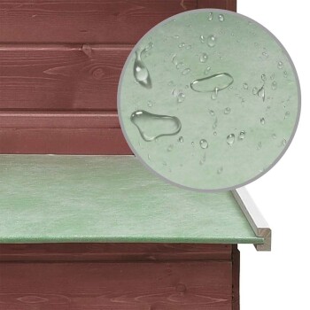 Ein Holzrahmen für eine Haustiertür mit einem Netzscreen und einer kleinen Rampe, die dagegen lehnt, entworfen für den Zugang von Haustieren.