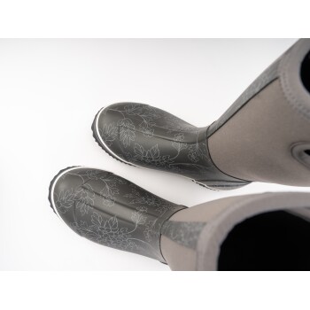 Ein Paar stilvolle graue Gummistiefel mit floralem Design, von oben betrachtet, das die strukturierte Oberfläche und die robusten Sohlen zeigt.