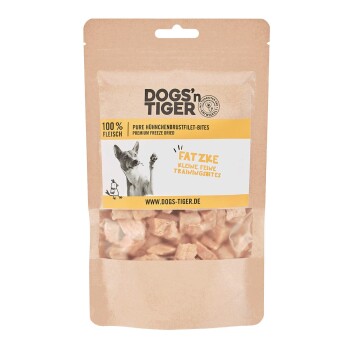 Eine Packung DOGS'n TIGER gefriergetrocknete Hühnerbissen, gekennzeichnet mit "100% Fleisch" und "Pure Hühnerbrustfilet-Bites," mit einem verspielten Hund.