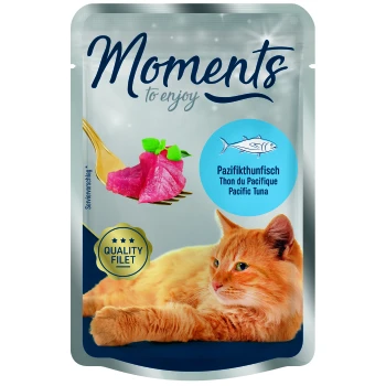 Adult Pazifikthunfisch 12x70 g Tüte Katzenfutter mit der Aufschrift "Momente zum Genießen", mit Pazifischem Thunfisch, mit einer Gabel, die rosa Thunfischstücke hält, und einer sich entspannenden orangefarbenen Katze.