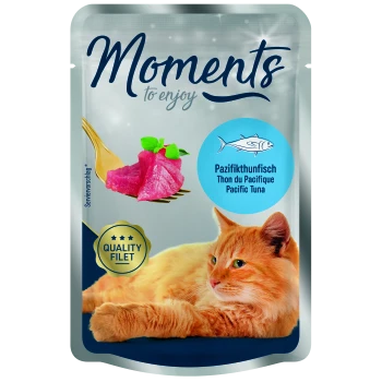 Tüte Katzenfutter mit der Aufschrift "Momente zum Genießen", mit Pazifischem Thunfisch, mit einer Gabel, die rosa Thunfischstücke hält, und einer sich entspannenden orangefarbenen Katze.