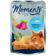 Tüte Katzenfutter mit der Aufschrift "Momente zum Genießen", mit Pazifischem Thunfisch, mit einer Gabel, die rosa Thunfischstücke hält, und einer sich entspannenden orangefarbenen Katze.