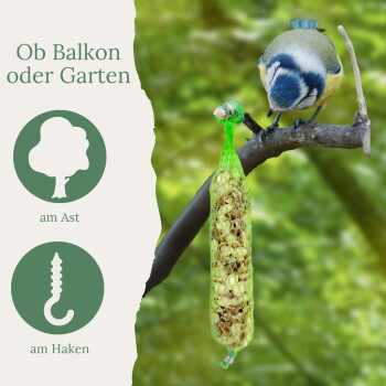 Blaumeise auf einem Ast, die an einem hängenden Netz-Erdnuss-Futterspender pickt; linker Abschnittstext: 'Ob Balkon oder Garten', 'am Ast', 'am Haken'.