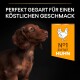 Ein brauner Welpe schaut seitlich, mit dem Text darüber: "Perfekt gegart für einen köstlichen Geschmack" und einem orangefarbenen Etikett "N°1 Zutat Huhn."