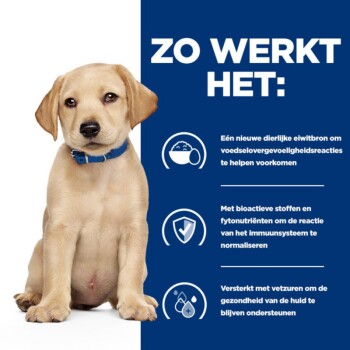 Een lichtgekleurde puppy zit tegen een blauwe achtergrond met tekst over een nieuwe eiwitbron die voedselgevoeligheid en huidgezondheid helpt.