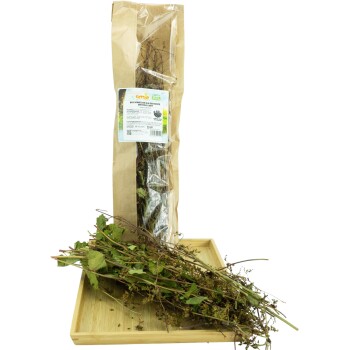 Getrocknete Buchweizenäste, die in einem Holztablett präsentiert werden, mit einer beschrifteten Papiertüte im Hintergrund, die Produktdetails zeigt.