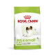Sac de nourriture pour chiens Royal Canin X-Small Adult 8+ avec une image de petit chien, promouvant un soutien immunitaire sain et une vitalité optimale.