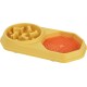 Gamelle pour chien à alimentation lente jaune et orange avec obstacles en forme d'os et surface texturée pour enrichissement de l'animal.
