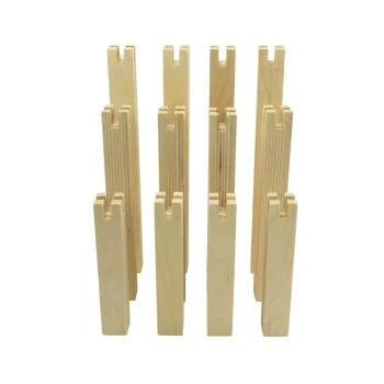 Eine Sammlung von Holzspielzeugteilen für Haustiere, die vertikal angeordnet sind, mit mehreren geschlitzten Teilen in einer hellen Holzoberfläche.