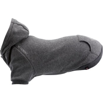 Ein grauer Hundepullover mit Kapuze, mit dem Text "BE NORDIC" auf dem Ärmel, entworfen für den Komfort und Stil von Haustieren.