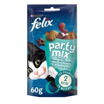 Un sac de 60g de friandises pour chats Felix Party Mix présentant un chat noir et blanc à l'avant, avec un texte indiquant saveur océan et 2 kcal par friandise.