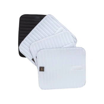 Vier Haustierunterlagen in verschiedenen Farben: zwei weiße mit gestepptem Muster, eine schwarze und eine weiße mit einem Logo-Patch, übereinander gestapelt.