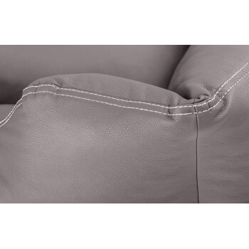 Nahaufnahme einer grauen Haustiercouch-Ecke, die strukturiertes Kunstleder und weiße Nähte zeigt.