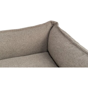 Nahaufnahme eines weichen, strukturierten Hundebettes in neutralem Beige, das über eine plüschige Polsterung und abgerundete Ecken verfügt.