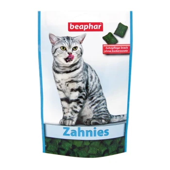 Eine Tüte Beaphar Zahnie Katzenzahnpflege-Snacks mit einer silbernen Tabby-Katze, die sich die Lippen leckt, mit grünen quadratischen Leckerlis im Hintergrund.