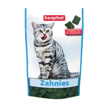 Eine Tüte Beaphar Zahnie Katzenzahnpflege-Snacks mit einer silbernen Tabby-Katze, die sich die Lippen leckt, mit grünen quadratischen Leckerlis im Hintergrund.