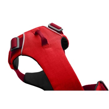 Nahaufnahme eines roten Haustiergeschirrs mit verstellbaren Riemen und einem robusten Design, ideal für Hundespaziergänge und Sicherheit.