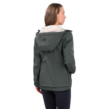 Eine Frau trägt eine dunkelgrüne Jacke mit Kapuze, von hinten gesehen, kombiniert mit einem hellen Hoodie darunter.