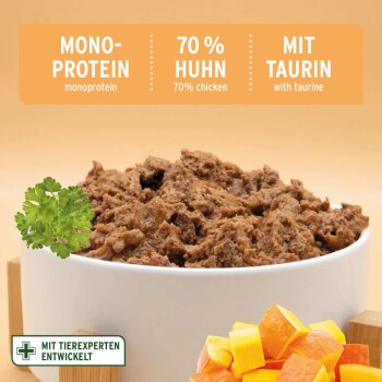 Nassfutter für Haustiere in einer weißen Schüssel mit texturiertem Fleisch, Koriander und gewürfeltem Kürbis. Highlights: 'MONO-PROTEIN', '70% PUTE', 'MIT TAURIN.'