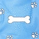 Ein blauer Stoff mit Wassertropfen, der in der Mitte eine weiße Knochenform und verstreute weiße Pfotenabdrücke zeigt.