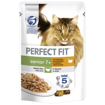 Kattenvoer zakje gelabeld 'Perfect Fit' voor senior katten (7+), met kalkoen en wortelen in saus, met een foto van een fluffy kat.