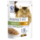 Katzenfutterbeutel beschriftet 'Perfect Fit' für Seniorenkatzen (7+), mit Truthahn und Karotten in Sauce, mit einem Foto einer flauschigen Katze.