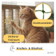 Katze spielt mit drahtverstärktem Sicherheitsnetz auf dem Balkon, Text „Sicherer Freiraum“, „Drahtverstärkt“ und „Krallen- & Bissfest“.