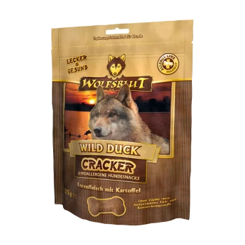 Wolfsblut Wild Duck Cracker Hundesnacks Paket mit dem Gesicht eines Wolfes, Sonnenuntergangshintergrund, beschriftet hypoallergen mit Ente und Kartoffeln.
