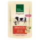 Beutel mit Real Nature Haustierfutter mit Kuh- und Truthahnillustration, beschriftet mit "Geflügel mit Rind," das Zutaten und Nährstoffe hervorhebt.