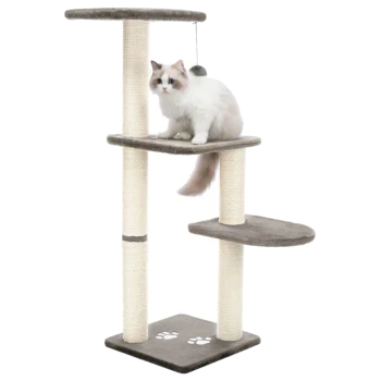 Eine flauschige weiße Katze mit braunen Flecken sitzt auf einem mehrstöckigen Katzenbaum mit sisalummantelten Kratzpfosten und weichen Plattformen.