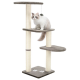 Eine flauschige weiße Katze mit braunen Flecken sitzt auf einem mehrstöckigen Katzenbaum mit sisalummantelten Kratzpfosten und weichen Plattformen.