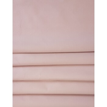 Eine Nahaufnahme von gefaltetem, weichem, hellrosa Stoff, der seine glatte Textur und subtile Glanz zeigt.