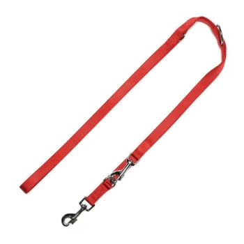 Rote Nylon-Hundeleine mit einem Metallclip zur Befestigung, mit einem schlichten Design und robuster Konstruktion.