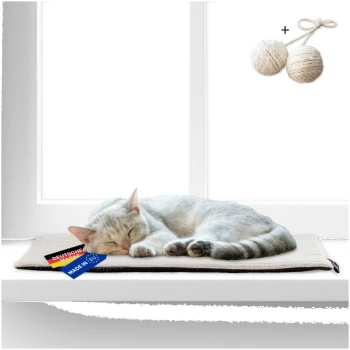 Schlafende weiße und graue Katze auf einer beigen Matte mit den Etiketten „Deutsche Marke“ und „Made in EU“ auf einer weißen Fensterbank.