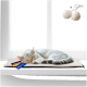 Schlafende weiße und graue Katze auf einer beigen Matte mit den Etiketten „Deutsche Marke“ und „Made in EU“ auf einer weißen Fensterbank.